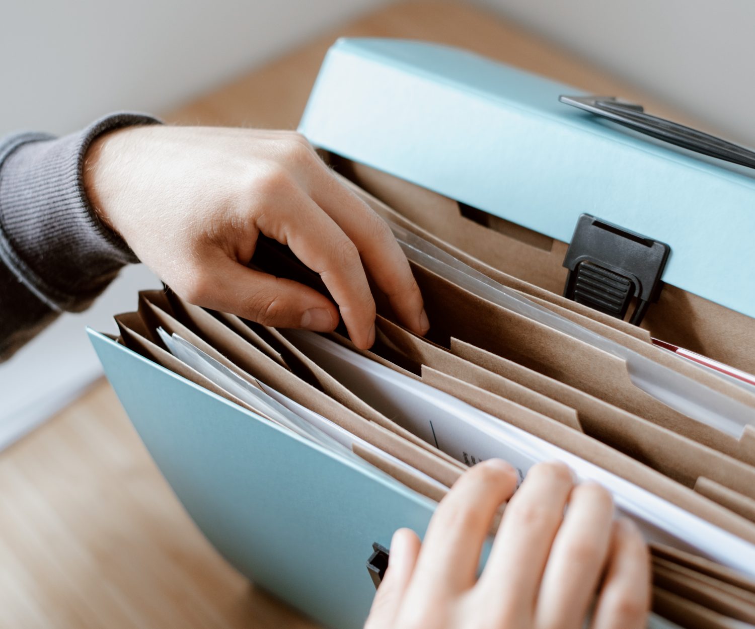 Foto von einer offenen Ordnungsmappe für Dokumente