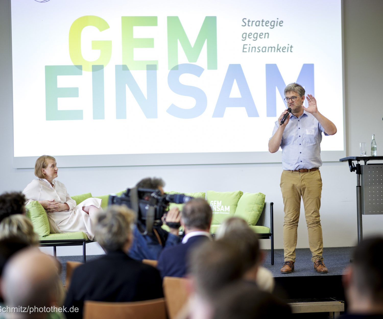 Bild: Gespräch über Einsamkeit mit Bundesfamilienministerin Lisa Paus, moderiert von Benjamin Landes (ISS e.V.)