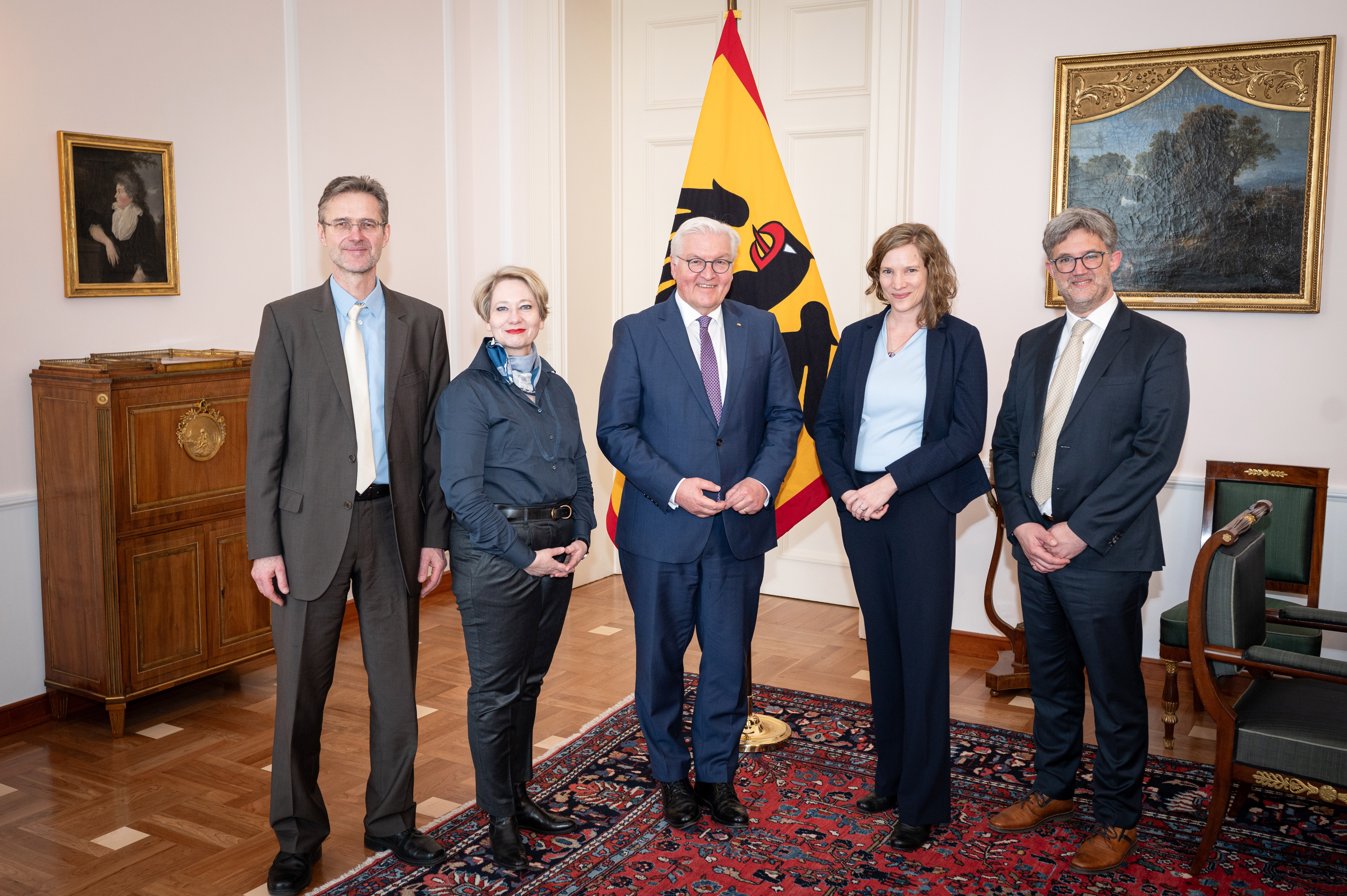 Bundespräsident Frank-Walter Steinmeier (3.v.l.) am Rande eines Fachgesprächs zum Thema "Einsamkeit", im Schloss Bellevue (v.l. Claus Wendt, Lehrstuhl für Soziologie der Gesundheit und des Gesundheitssystems an der Universität Siegen; Claudia Neu, Lehrstuhl für Soziologie ländlicher Räume an den Universitäten Göttingen und Kassel; Maike Luhmann, Dekanin der Fakultät für Psychologie an der Ruhr-Universität Bochum; Benjamin Landes, Direktor des Instituts für Sozialarbeit und Sozialpädagogik e. V. in Frankfurt am Main). Bildnachweis: Bundesregierung, Guido Bergmann