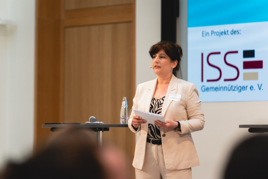 Mirjam Dierkes (ISS e.V.) führt durch das Programm auf der dritten Konferenz "Gemeinsam aus der Einsamkeit"