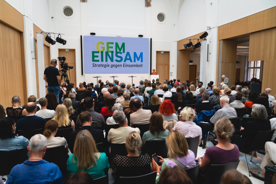 Publikum der dritten Konferenz 'Gemeinsam aus der Einsamkeit' am 17.06.2024
