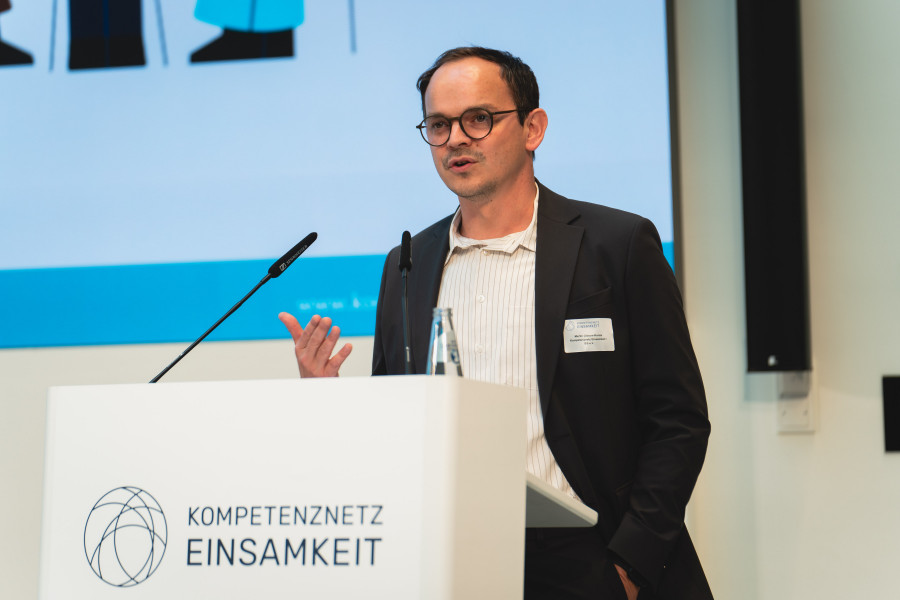Martin Gibson - Kunze (ISS e.V.) stellt die Ergebnisse des Einsamkeitsbarometer 2024 statt