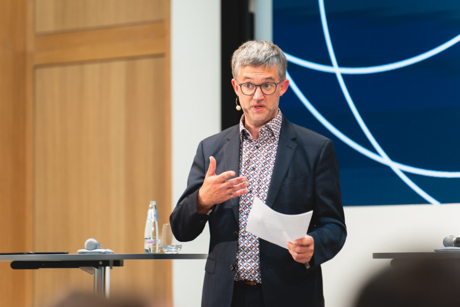 Benjamin Landes (ISS e.V.) moderiert beide Panel-Diskussionen