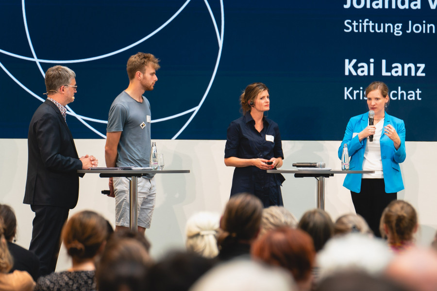 Teilnehmer*innen der Podiumsdiskussion „Einsamkeit bei jungen Menschen“: Kai Lanz (Krisenchat), Jolanda van Gerwe (Stiftung Join Us), Maike Luhmann (Ruhr-Uni Bochum), Lisa Paus (Bundesfamilienministerin).