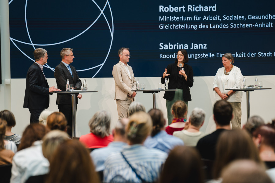 Benjamin Landes (Direktor des ISS e.V) moderiert beide Panel-Diskussionen