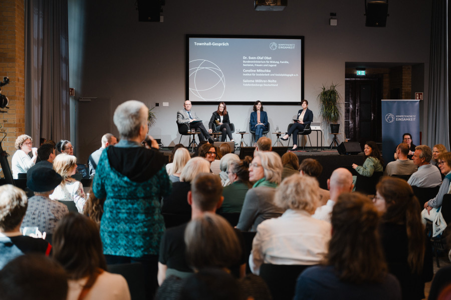 Townhall-Gespräch moderiert von Mirjam Dierkes (Leiterin des Projekts Kompetenznetz Einsamkeit am Institut für Sozialarbeit und Sozialpädagogik),  im Gespräch mit Dr. Sven-Olaf Obst (Unterabteilungsleiter in Abteilung 3 „Demografischer Wandel, Ältere
Menschen, Wohlfahrtspflege“ des Bundesministeriums für Bildung, Familie, Senioren, Frauen und Jugend) gaben die Referent*innen, Caroline Mitschke (Kompetenznetz Einsamkeit, ISS e.V.) und Salome Möhrer-Nolte, (stell. Vorsitzende der TelefonSeelsorge Deutschland und Leiterin der TelefonSeelsorge Nordhessen), Bildnachweis: (c) Nils Hasenau