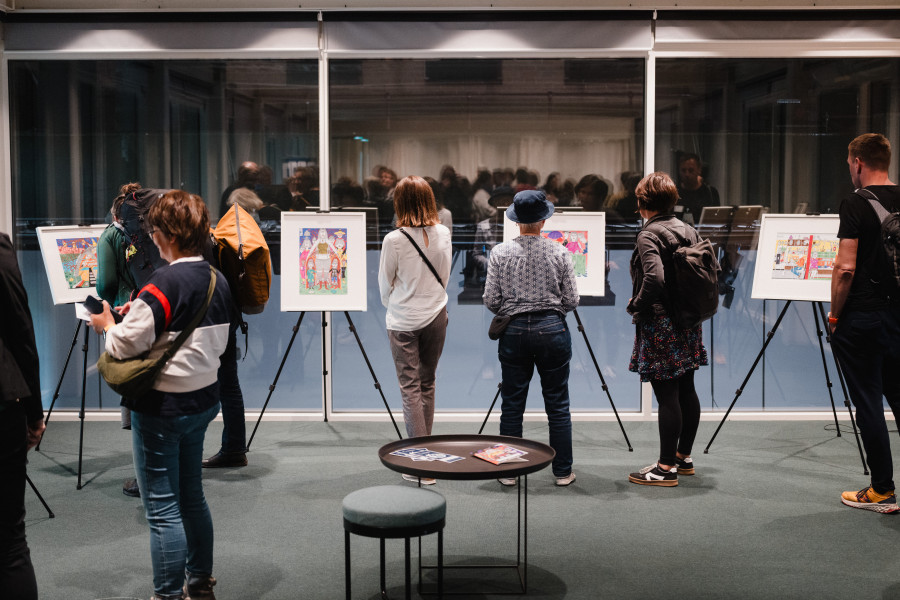 Die Konferenz von der Ausstellung zum Thema Einsamkeit der Galerie Art Cru mit Bildern des Künstlers Wiktor Gorazdowski