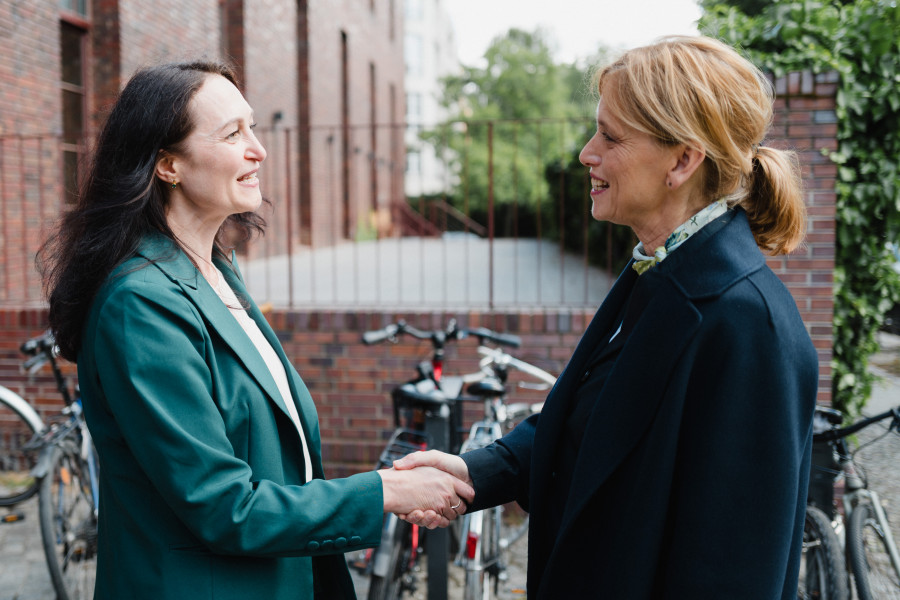 Dr. Irina Volf (Direktorin des ISS e.V. und Karin Prien (Bundesfamilienfotos) vor der Verantaltung