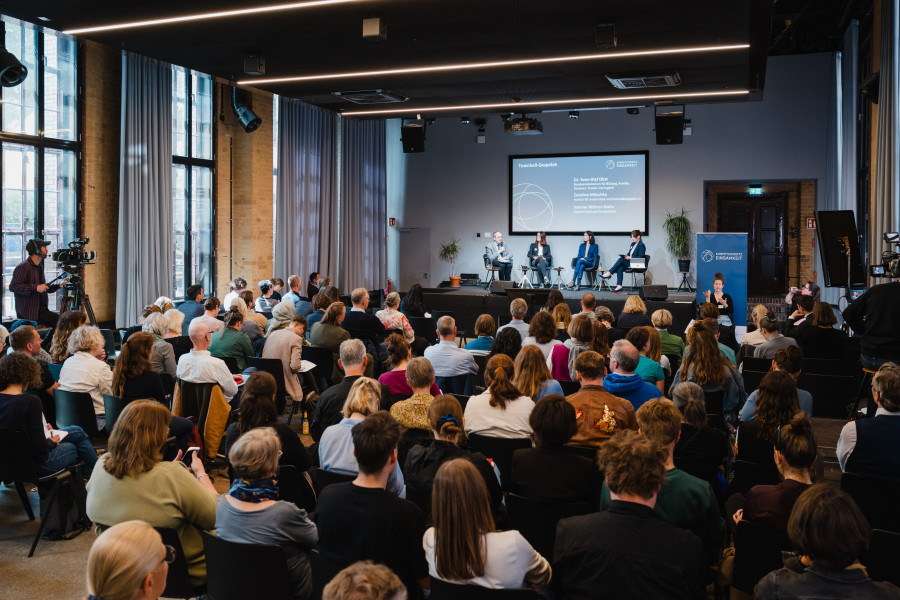 Townhall-Gespräch moderiert von Mirjam Dierkes (Leiterin des Projekts Kompetenznetz Einsamkeit am Institut für Sozialarbeit und Sozialpädagogik),  im Gespräch mit Dr. Sven-Olaf Obst (Unterabteilungsleiter in Abteilung 3 „Demografischer Wandel, Ältere
Menschen, Wohlfahrtspflege“ des Bundesministeriums für Bildung, Familie, Senioren, Frauen und Jugend) gaben die Referent*innen, Caroline Mitschke (Kompetenznetz Einsamkeit, ISS e.V.) und Salome Möhrer-Nolte, (stell. Vorsitzende der TelefonSeelsorge Deutschland und Leiterin der TelefonSeelsorge Nordhessen), Bildnachweis: (c) Nils Hasenau