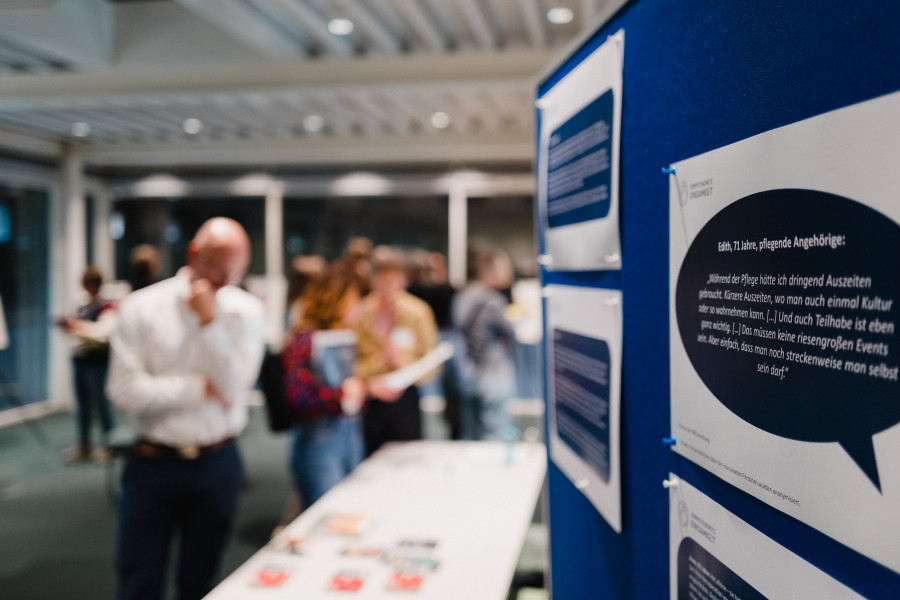 In der bUm Box gab es in der Pause die Möglichkeiten Zitate von Betroffenen zu lesen, Postkarten zu schreiben und die Ausstellung zu betrachten. Bildnachweis: (c) Nils Hasenau