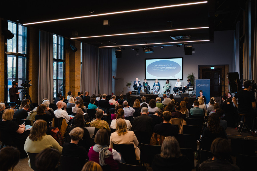 Podiumsgespräch zu „Care-Arbeit und Einsamkeit“ mit Paloma Miersch (Referatsleiterin in Abteilung 3 des BMBFSFJ), Dr. Oliver Huxhold (Leitung Forschung II: Soziale Beziehungen und Gesundheit, Leiter Methoden und Nachwuchsförderung des Deutschen Zentrums für Altersfragen), Daniela Jaspers (Vorsitzende des Verbands alleinerziehender Mütter und Väter e.V.), Lea Dreissen (Projekt „In Zwei Welten“ aus dem Netzwerk Pausentaste) und Anja Weusthoff (stellvertretende Vorsitzende des Deutschen Frauenrats)