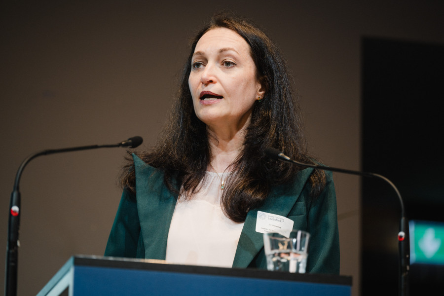 Begrüßung von Dr. Irina Volf, Direktorin des Instituts für Sozialarbeit und Sozialpädagogik (ISS), Bildnachweis: (c) Nils Hasenau