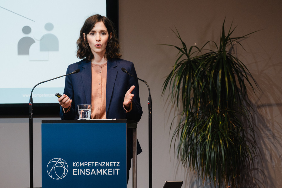 Caroline Mitschke (Kompetenznetz Einsamkeit, Institut für Sozialarbeit und Sozialpädagogik) stellte die Ergebnisse der KNE Publikation „Einsam unter Vielen - Einsamkeit aus der Perspektive von Betroffenen“ vor, Bildnachweis: (c) Nils Hasenau