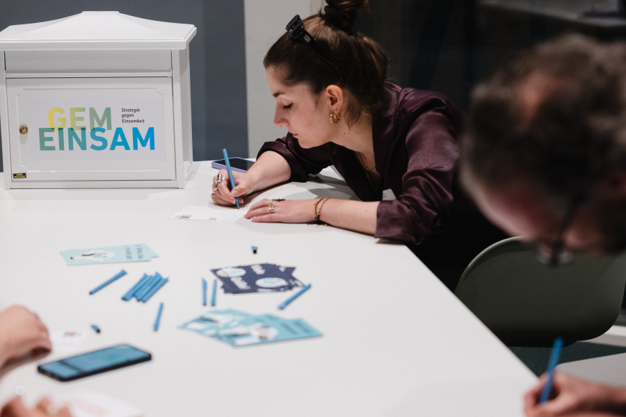 In der bUm Box gab es in der Pause die Möglichkeiten Zitate von Betroffenen zu lesen, Postkarten zu schreiben und die Ausstellung zu betrachten. Bildnachweis: (c) Nils Hasenau