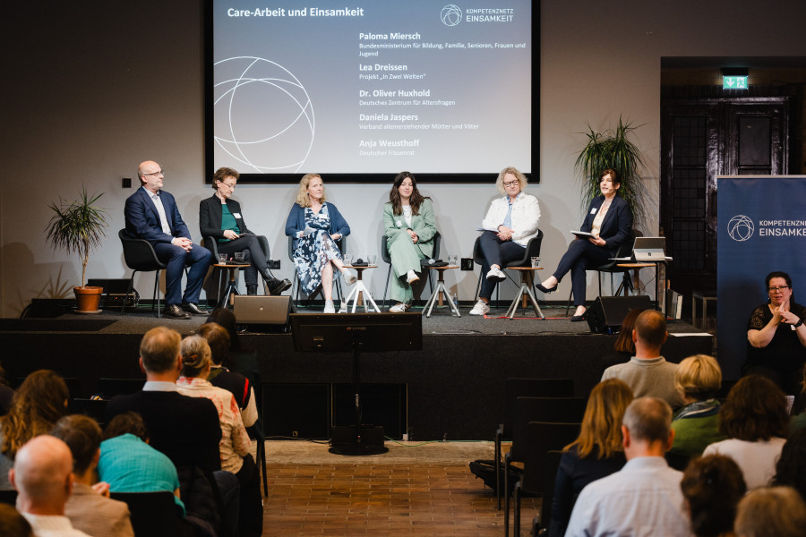 Podiumsgespräch zu „Care-Arbeit und Einsamkeit“ mit Paloma Miersch (Referatsleiterin in Abteilung 3 des BMBFSFJ), Dr. Oliver Huxhold (Leitung Forschung II: Soziale Beziehungen und Gesundheit, Leiter Methoden und Nachwuchsförderung des Deutschen Zentrums für Altersfragen), Daniela Jaspers (Vorsitzende des Verbands alleinerziehender Mütter und Väter e.V.), Lea Dreissen (Projekt „In Zwei Welten“ aus dem Netzwerk Pausentaste) und Anja Weusthoff (stellvertretende Vorsitzende des Deutschen Frauenrats), Bildnachweis: (c) Nils Hasenau 