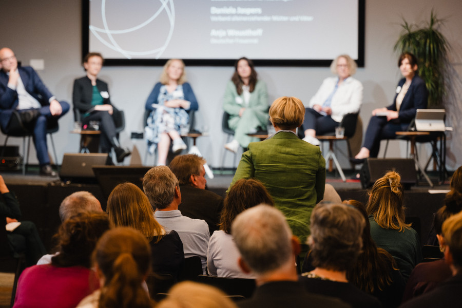 Podiumsgespräch zu „Care-Arbeit und Einsamkeit“ mit Paloma Miersch (Referatsleiterin in Abteilung 3 des BMBFSFJ), Dr. Oliver Huxhold (Leitung Forschung II: Soziale Beziehungen und Gesundheit, Leiter Methoden und Nachwuchsförderung des Deutschen Zentrums für Altersfragen), Daniela Jaspers (Vorsitzende des Verbands alleinerziehender Mütter und Väter e.V.), Lea Dreissen (Projekt „In Zwei Welten“ aus dem Netzwerk Pausentaste) und Anja Weusthoff (stellvertretende Vorsitzende des Deutschen Frauenrats), Bildnachweis: (c) Nils Hasenau 
