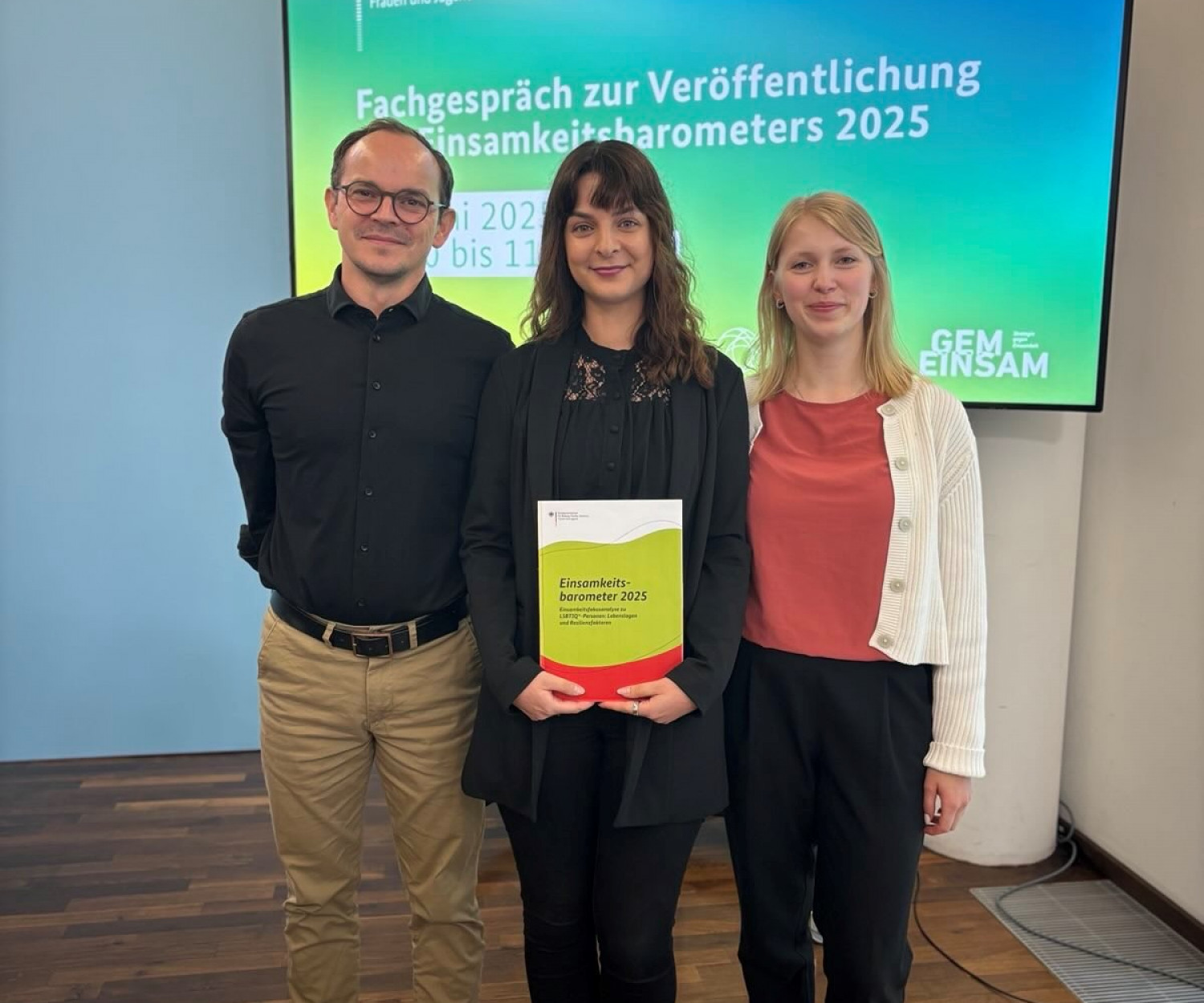 Autor*innen des Einsamkeitsbarometers 2025 (v. l. n. r.): Martin Gibson-Kunze, Céline Arriagada, Lea Möller (nicht im Bild: Dr. Janosch Schobin)