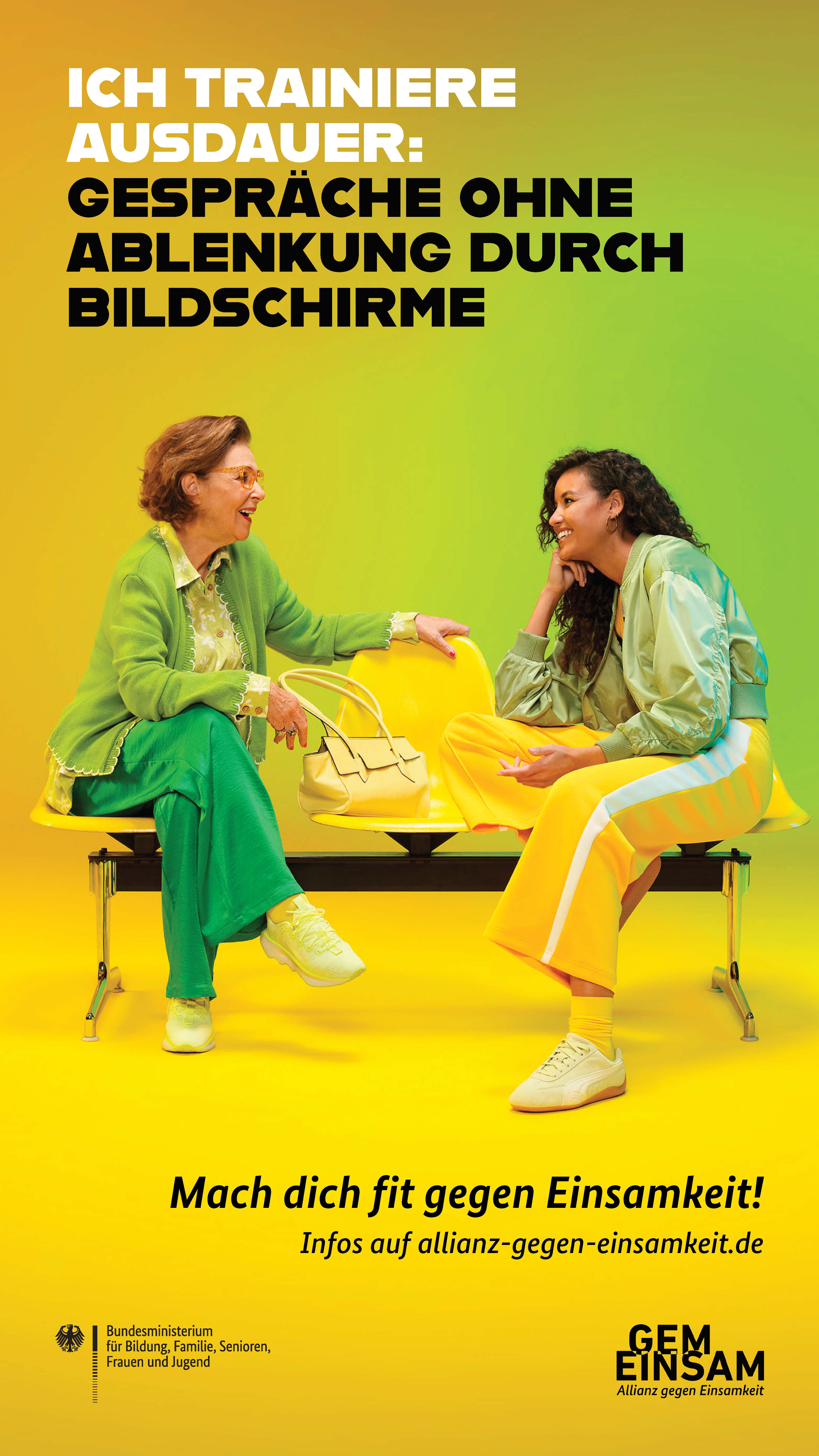 Zwei Personen unterhalten sich angeregt im Zug