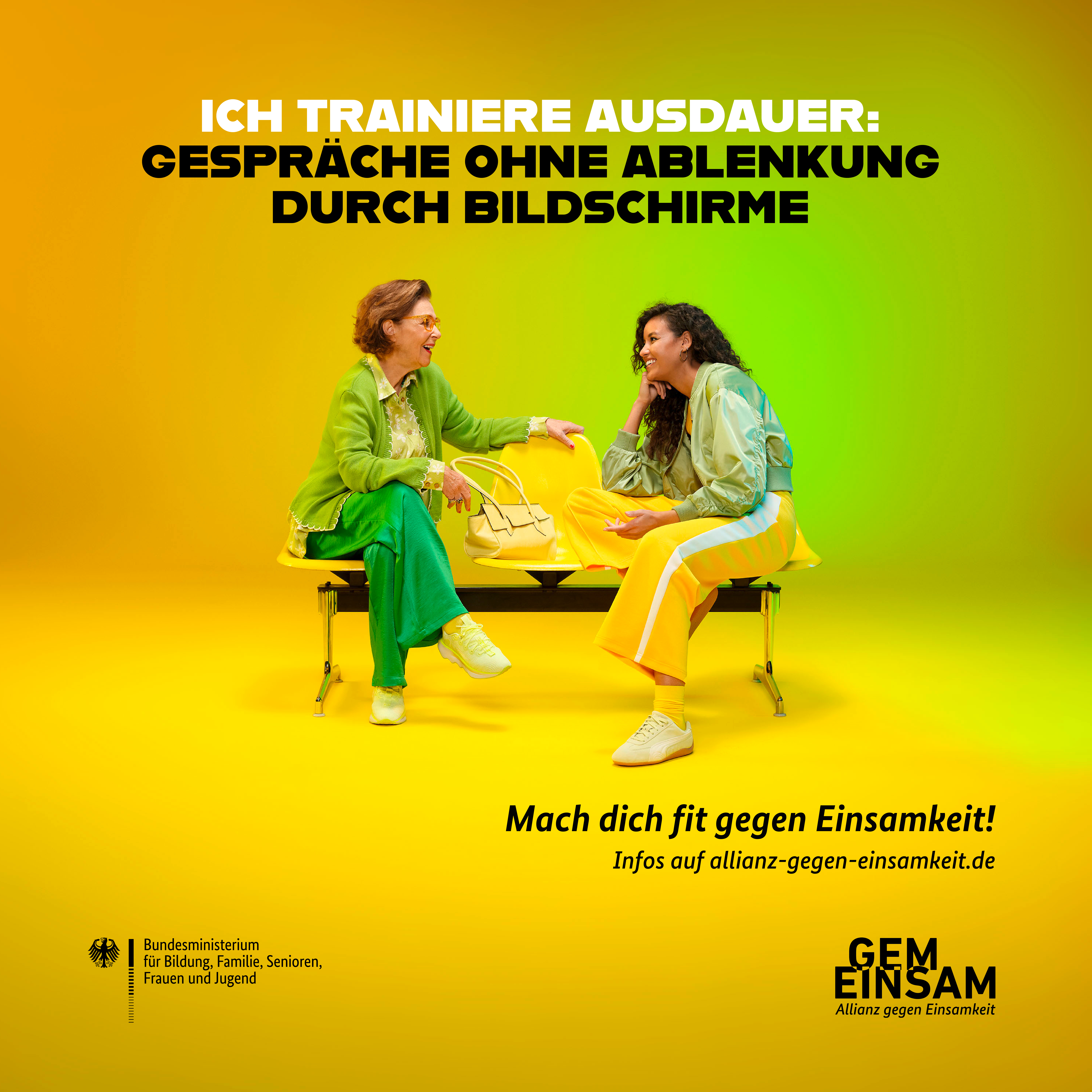 Zwei Personen unterhalten sich angeregt im Zug