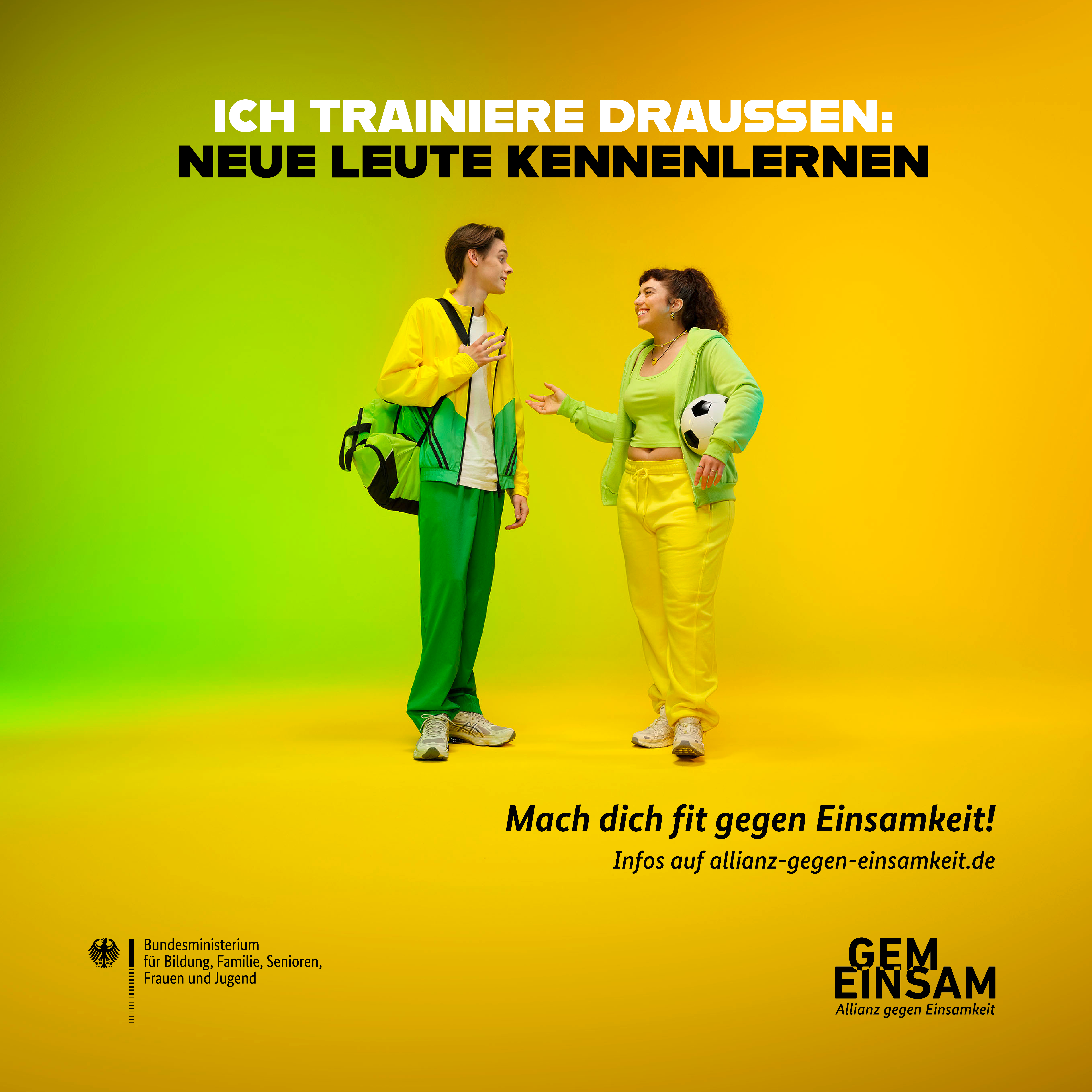 Zwei Personen stehen nebeneinander und unterhalten sich