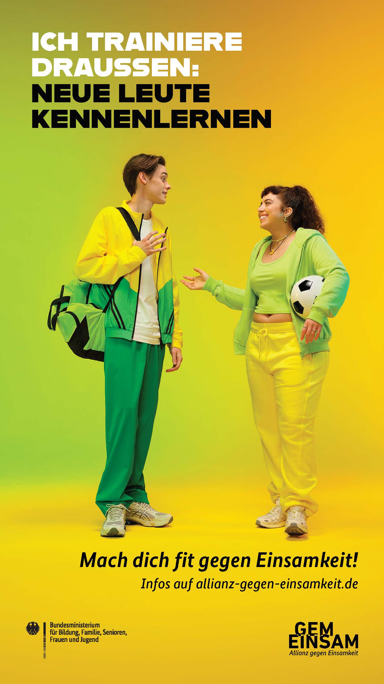 Zwei Personen stehen nebeneinander und unterhalten sich, sie tragen Sportsachen