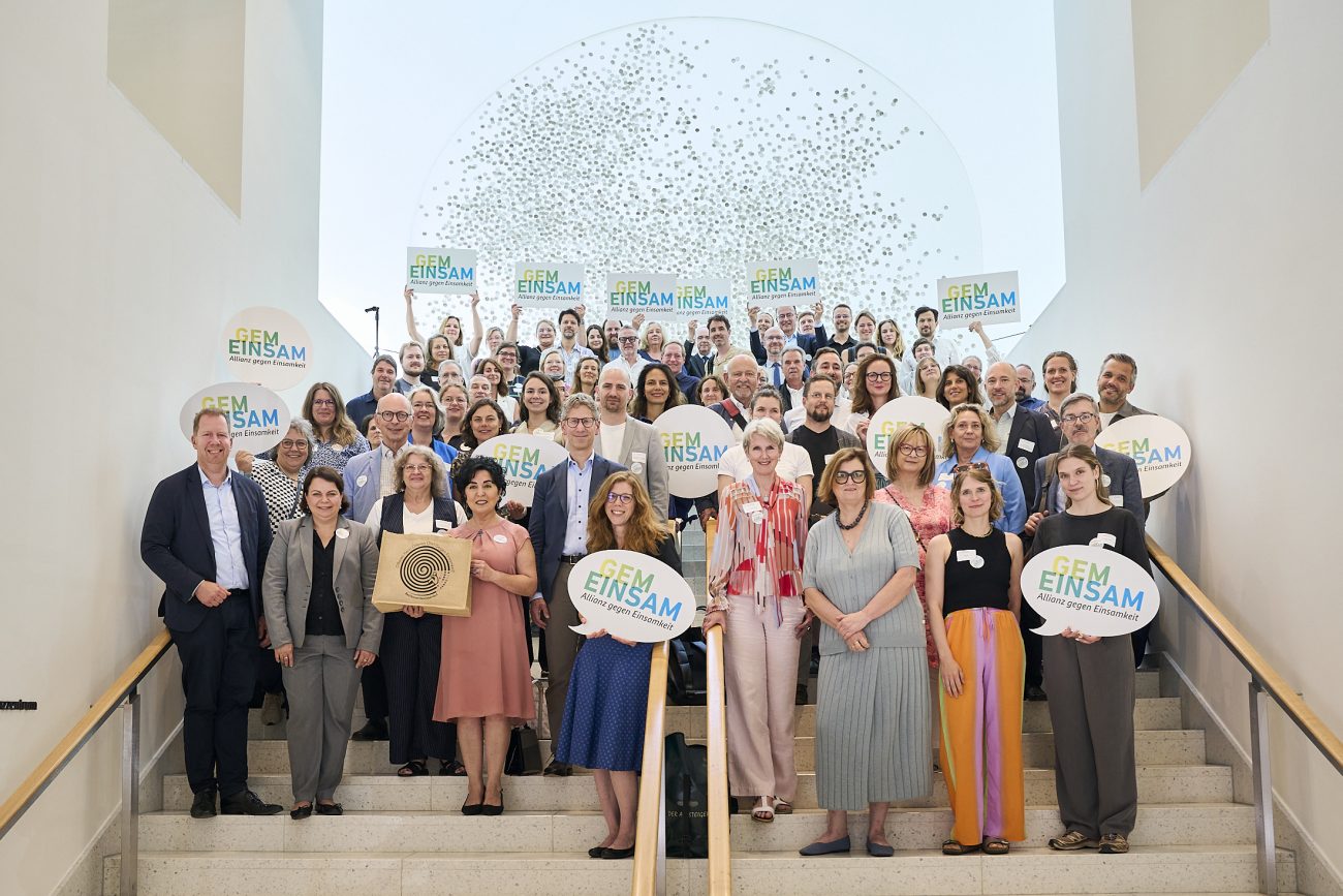 Erstes Gruppenbild der Mitglieder der „Allianz gegen Einsamkeit“ auf der 5. Konferenz „Gemeinsam aus der Einsamkeit“ , © Julia Merkel / juliamerkel.com