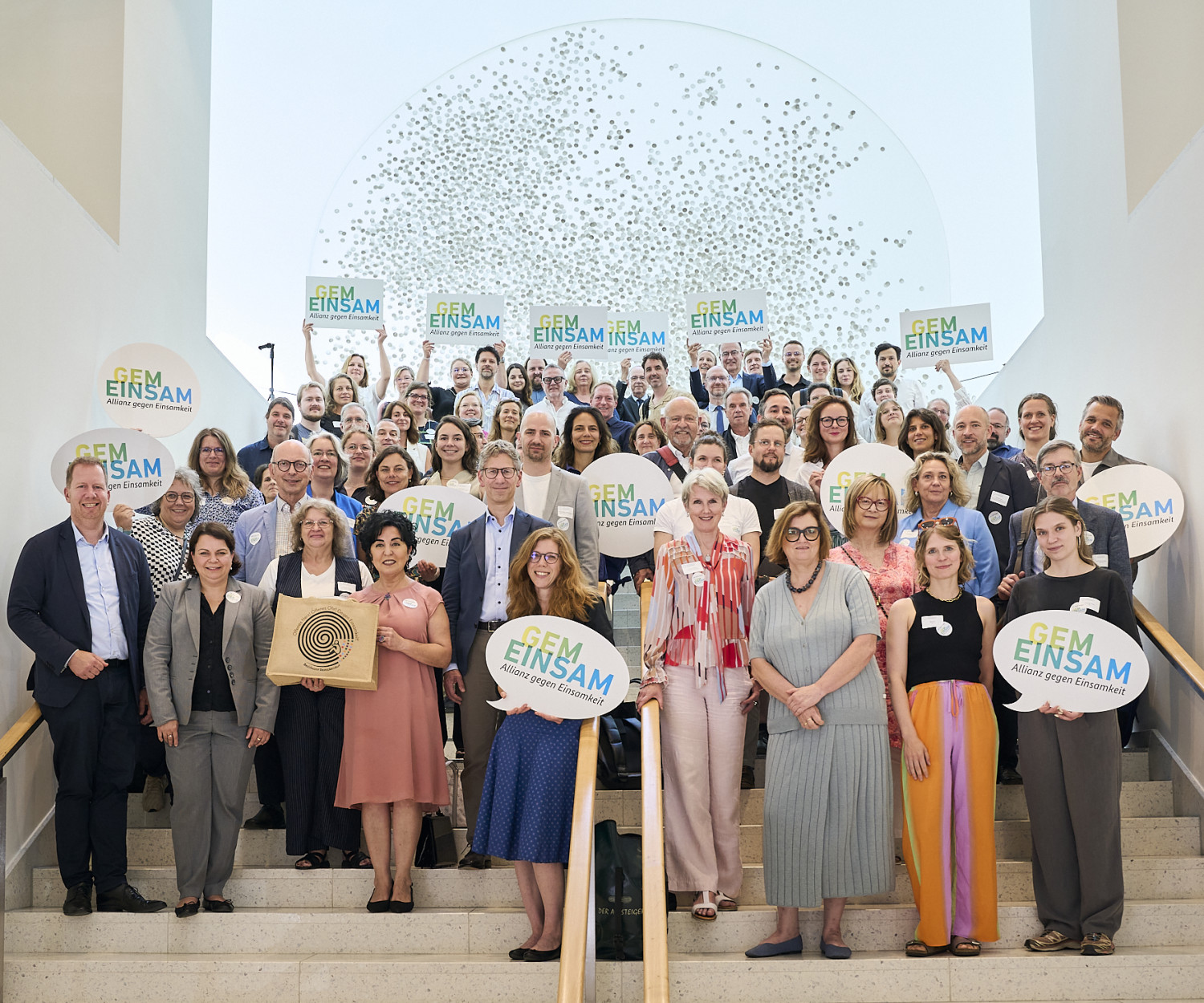 Erstes Gruppenbild der Mitglieder der „Allianz gegen Einsamkeit“ auf der 5. Konferenz „Gemeinsam aus der Einsamkeit“ , © Julia Merkel / juliamerkel.com